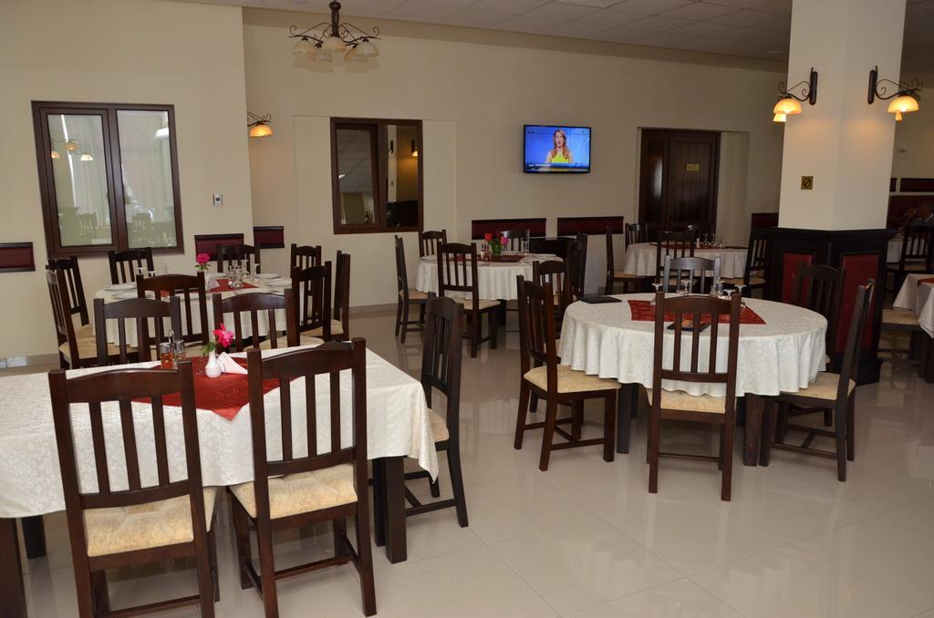 Hotel Restaurant La Conac Botiz Buitenkant foto