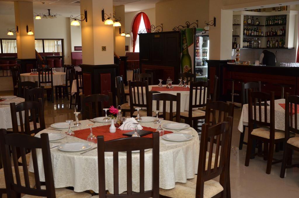 Hotel Restaurant La Conac Botiz Buitenkant foto
